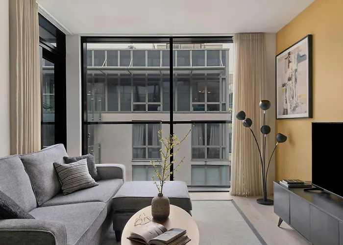 Sonder By Marriott Bonvoy Britain Quay Grand Canal Square Apartmanhotel